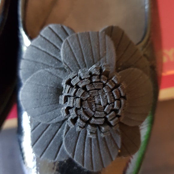 Shoes - Picture 4 of 6